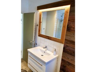 Waschtisch mit Spiegel