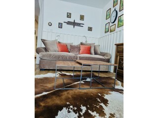 Sofa mit Kaffeetisch