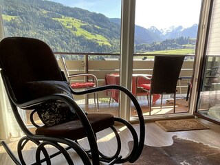 Schaukelstuhl mit Ausblick im Sommer