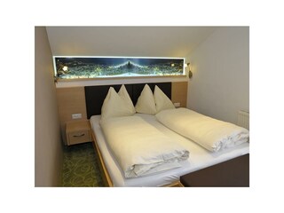 Schlafzimmer mit Doppelbett