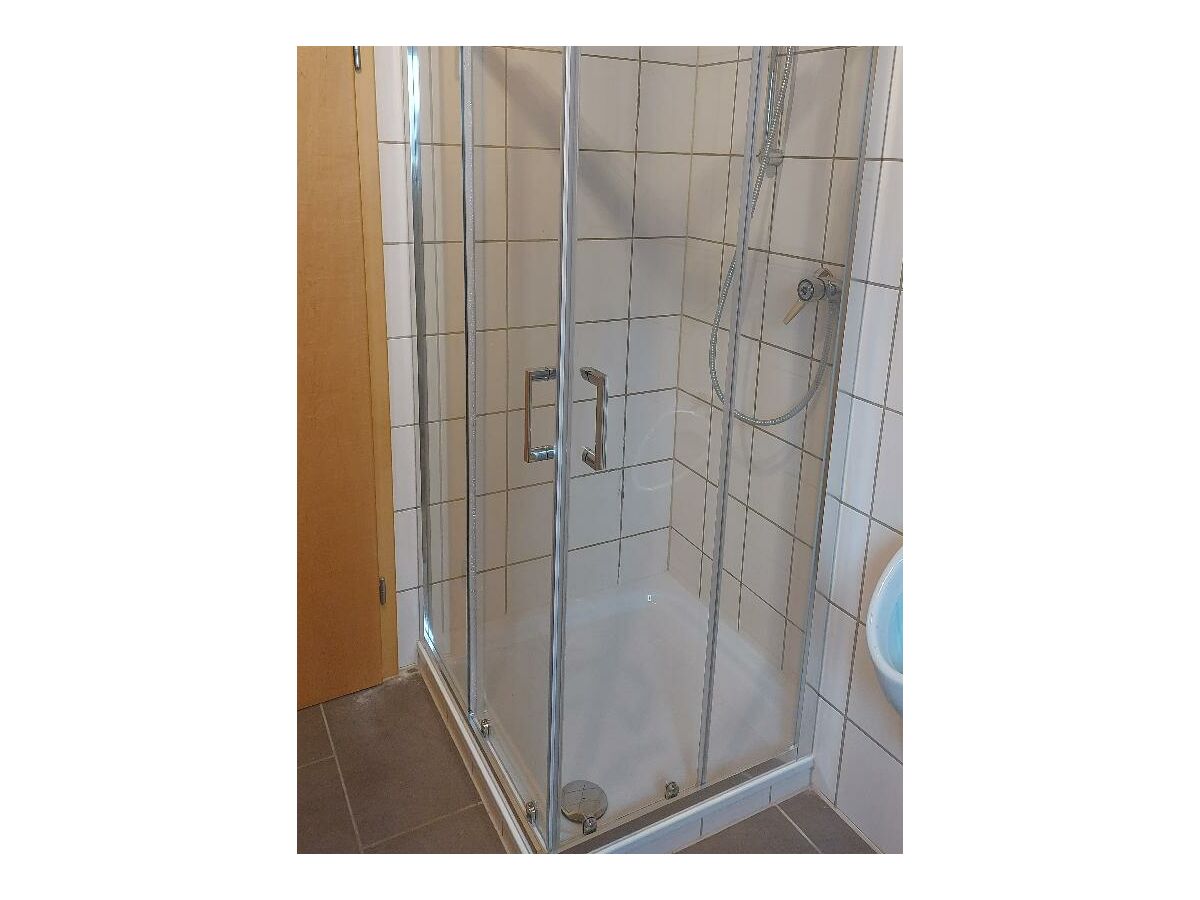 Dusche mit Glasschiebetüren