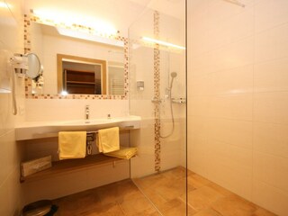 Komfortzimmer "B" Bad 1