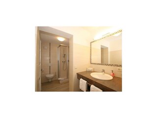 Doppelzimmer Bad 2