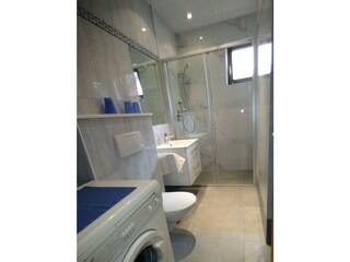 Badezimmer_hoch_mit_neuer_Dusche