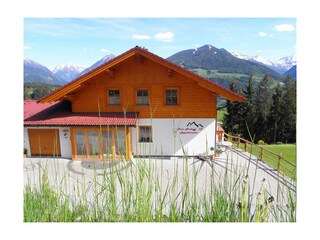 Sommer Haus hinten mit Gras