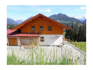 Sommer Haus hinten mit Gras