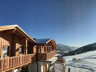 winter aussen mit skipiste