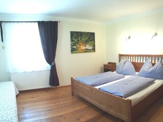 Schlafzimmer süd-ost mit Ausziehcouch