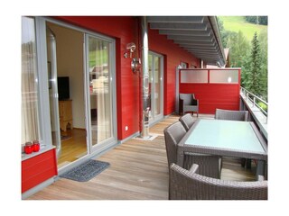 große Terrasse mit Blick auf den Zielhang