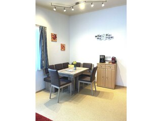 Essecke mit ausziehbaren Tisch