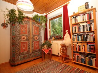 Vorhaus mit Bücherregal