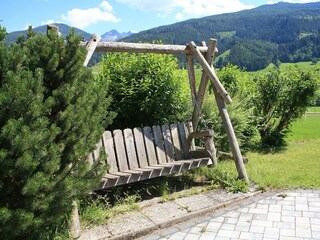 Schaukelbank im Garten