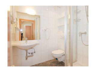 Doppelzimmer Nr 7 Bad 1