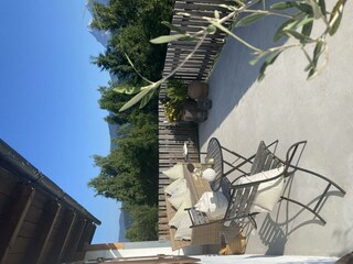 Sitzmöglichkeiten mit Blick auf den Dachstein