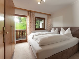 Schlafzimmer mit direktem Zugang zum Balkon