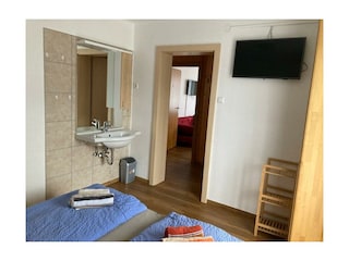 Zimmer 3 - Waschbecken, Fernseher