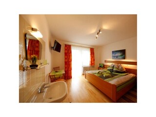 Zimmer_mit_Zugang_zum Balkon
