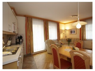 Küchenzeile mit Wohnraum