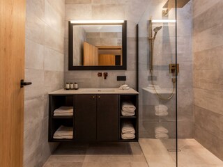 Alpenherzog Bad zu Schlafzimmer 2