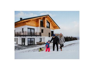 Familie mit Schlitten