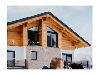 Pärchen mit Almnest im Hintergrund