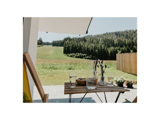 Terrasse Aublick hinter 2 Liegen