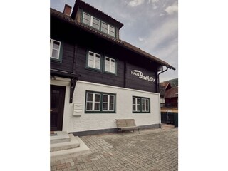 HausBachler_Eingang_Parkplatz