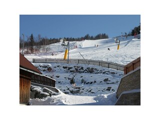 Blick auf die Skipiste vom Hof