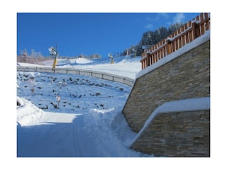 Blick auf die Skipiste vom Hof