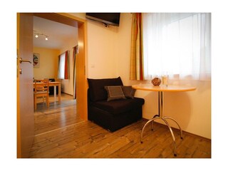 Teil-vom-Zimmer_Blumenwiese