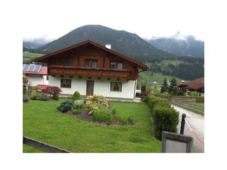 Apartment Gia - Hausfoto Sommer mit Garten