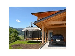 Überdachter Eingang und Parkplatz