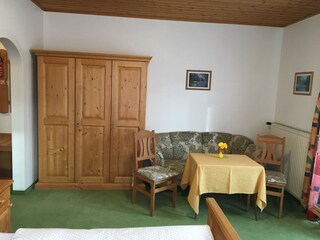 Gästehaus Kübler_App. 3 Schlafzimmer_DBZ Sitzecke
