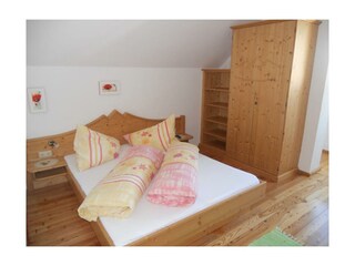 Schlafzimmer mit Vollholzmöbel