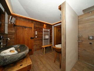 Badezimmer mit Regendusche