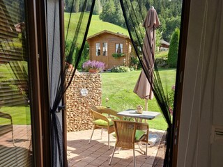 Ausblick vom Schlafzimmer in den Garten