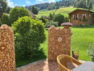 Terrasse mit Garten- und Bergblick