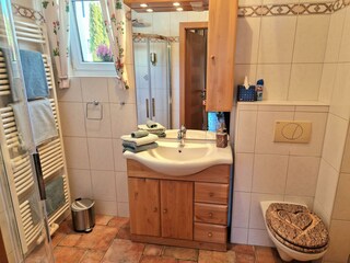 Bad mit Dusche und WC