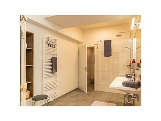 Badezimmer im Apartment Greisslerei