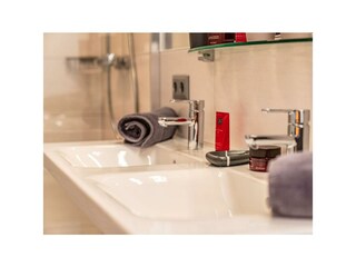 Doppelwaschbecken im Badezimmer