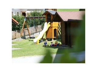 Spielhäuschen mit Schaukel