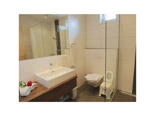 Bad mit Dusche und WC