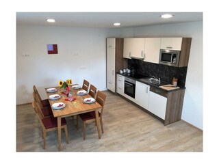 Esstisch und Küchenzeile