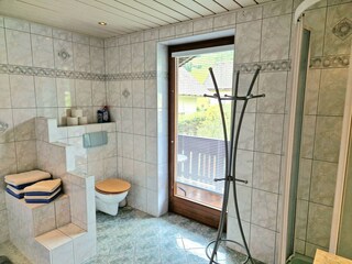 Gräumiges Badezimmer mit Zugang auf den Balkon
