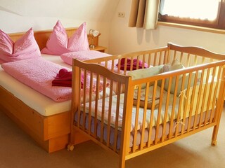 Gitterbett auf Wunsch verfügbar