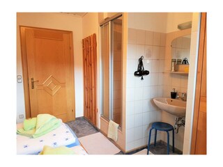 Schlafzimmer mit Dusche und Waschecke