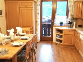 Geräumige Küche mit Balkon