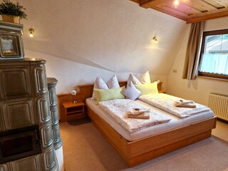 Schlafzimmer mit Kachelofen