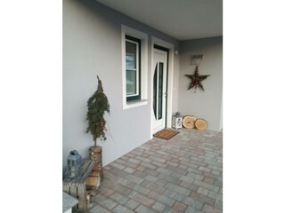 eigener Paterre Eingang zum Appartement
