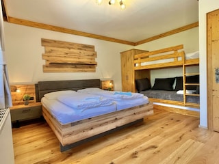 Schlafzimmer mit 3er Stockbett5